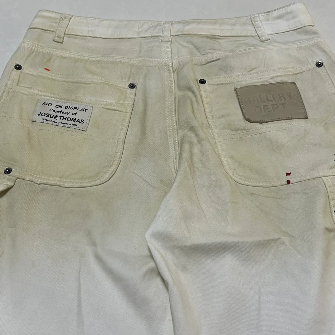 GALLERY DEPT. FLEA CARPENTER SHORTS Ink-cut knife-cut mud-dyed denim shorts. Destroy VINTAGE distressed denim shorts. Distressed white S-XL. Rewashed cement-dyed to make it old. Knife cut holes. Cat whiskers are worn. Customized full set with logo accessories. Purely handmade acrylic splash-ink graffiti.